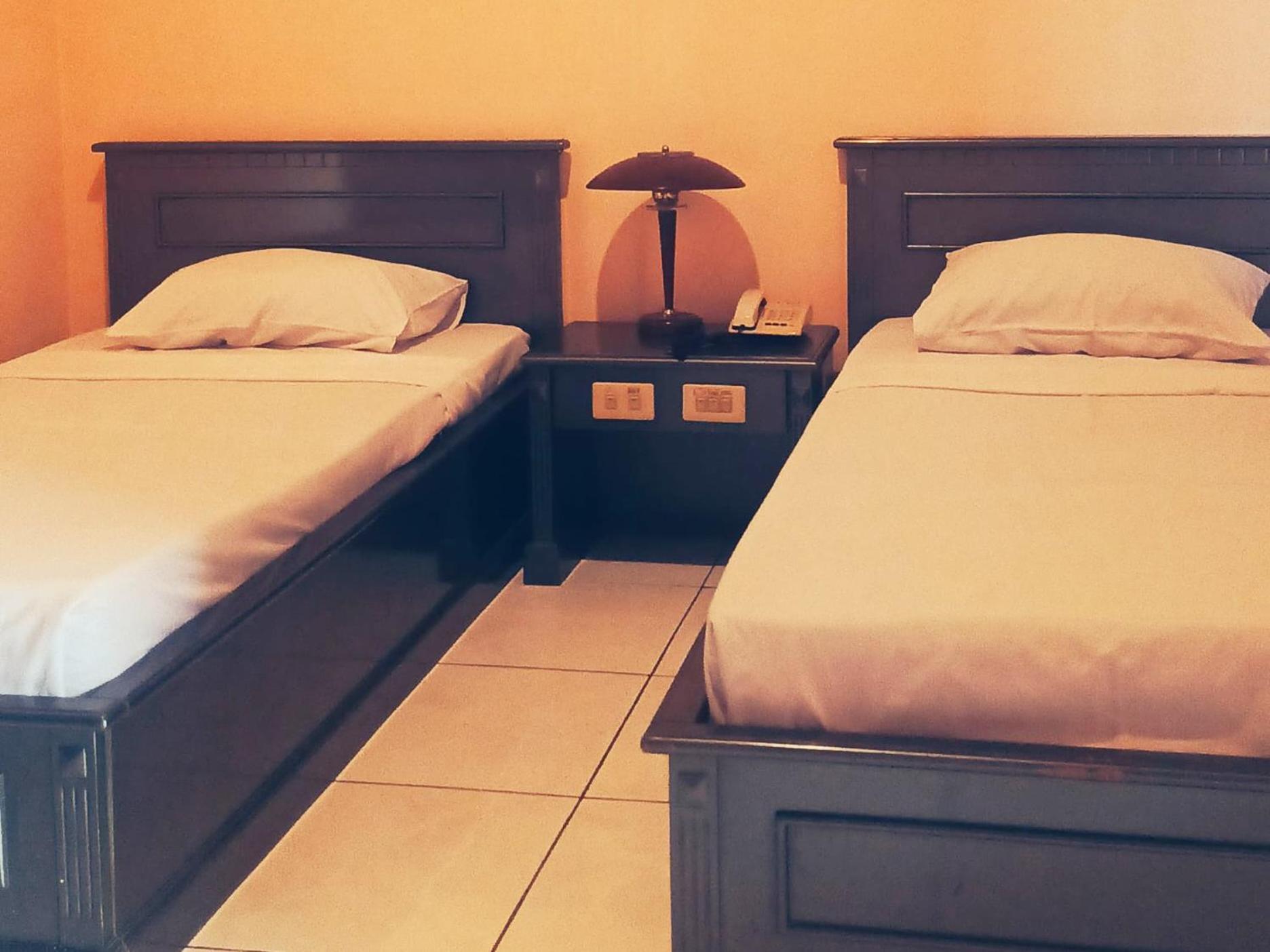 Hotel Wijaya Purwokerto Bagian luar foto