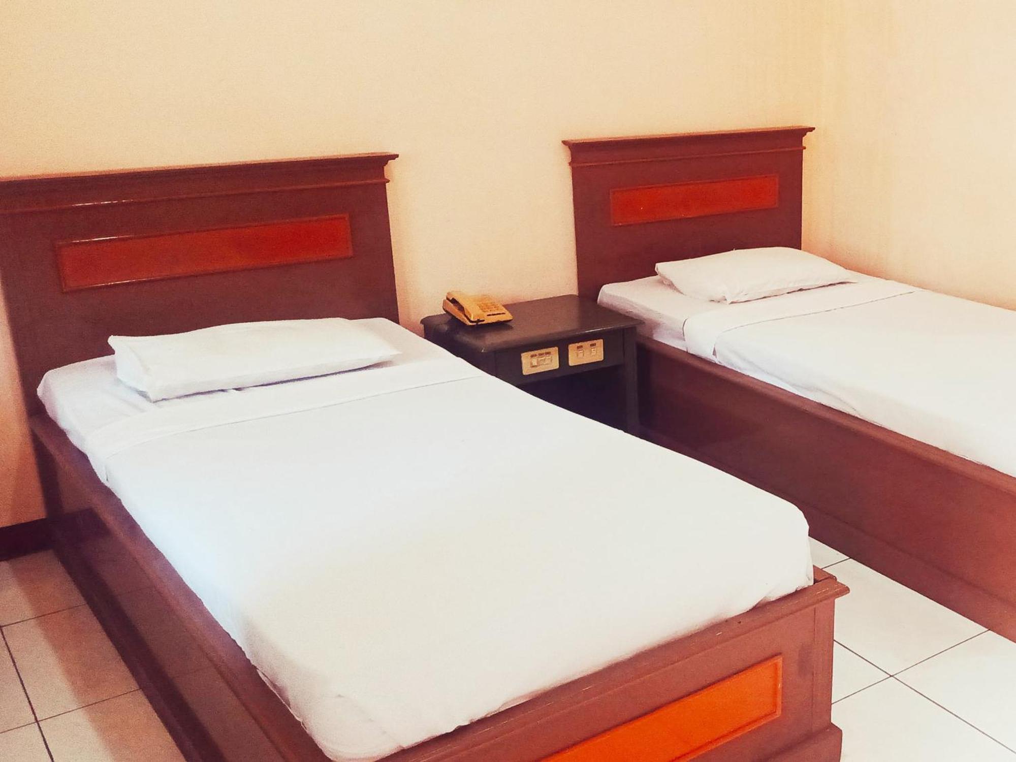 Hotel Wijaya Purwokerto Bagian luar foto