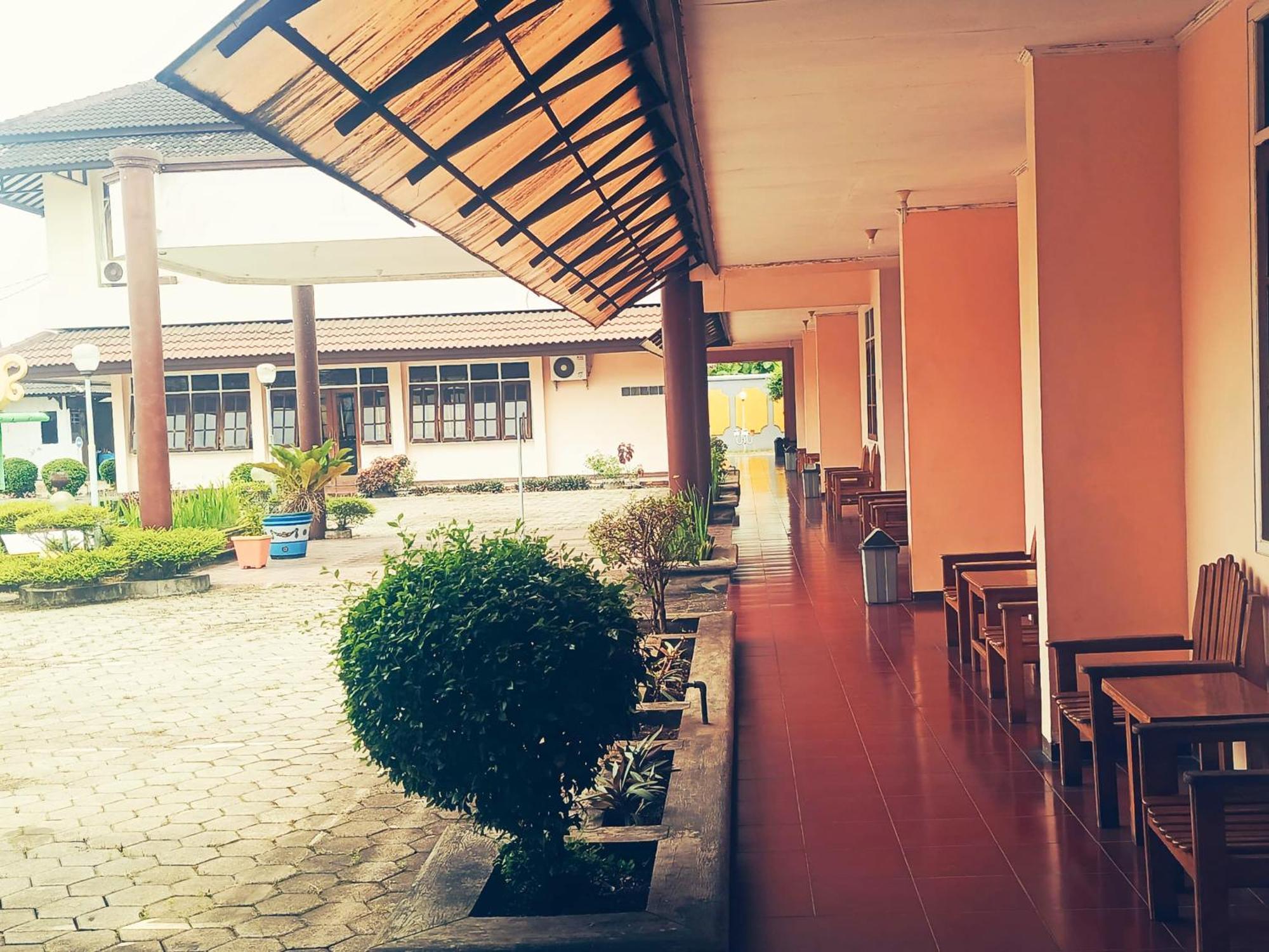 Hotel Wijaya Purwokerto Bagian luar foto